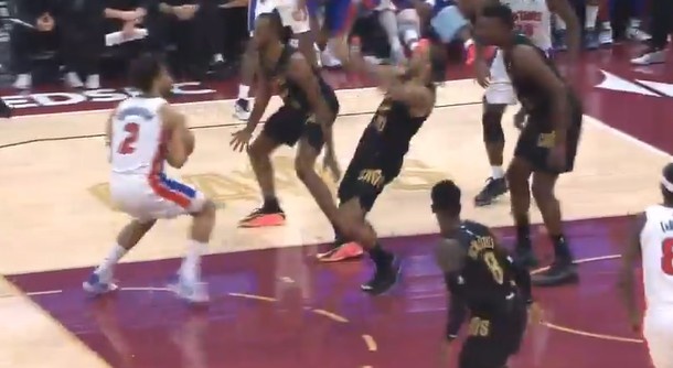 jiuyou游戏中心-NBA官方：骑士球员泰森在对阵活塞比赛中假摔 罚款2000美刀